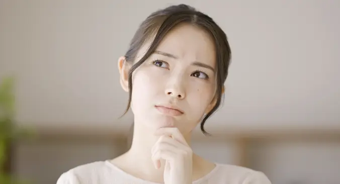 不安で悩む女性